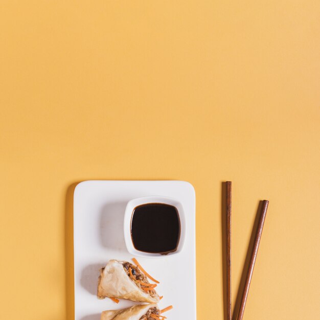 Photo gratuite crop plate avec des rouleaux et des baguettes