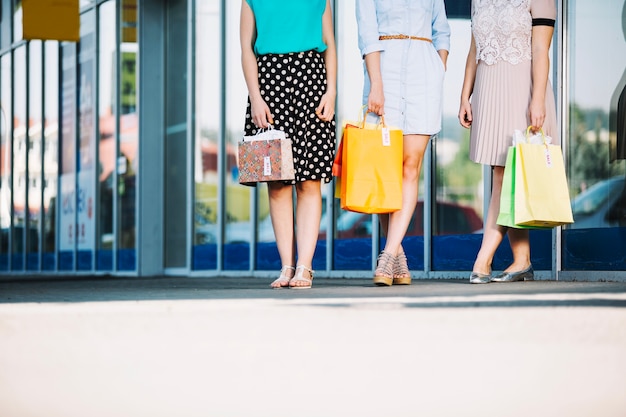 Photo gratuite crop shoppers posant sur la rue