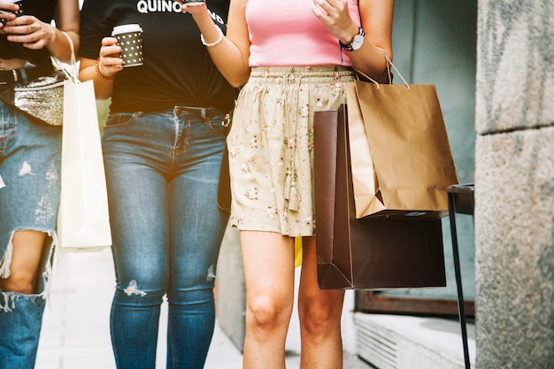 Crop shoppers avec des tasses