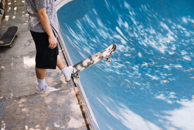 Crop skaterboard homme à la rampe