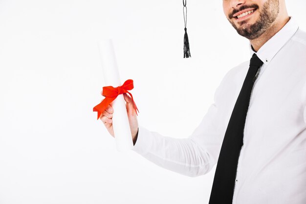 Crop souriant homme avec diplôme