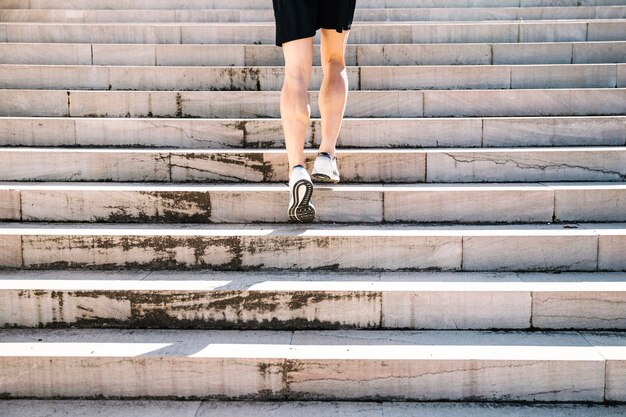 Crop sportif homme marchant à l&#39;étage