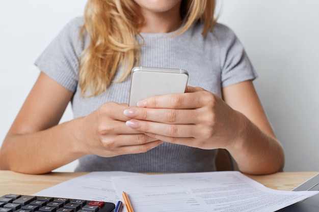 Cropped Shot Of Young Female Entrepreneur In Grey T-shirt