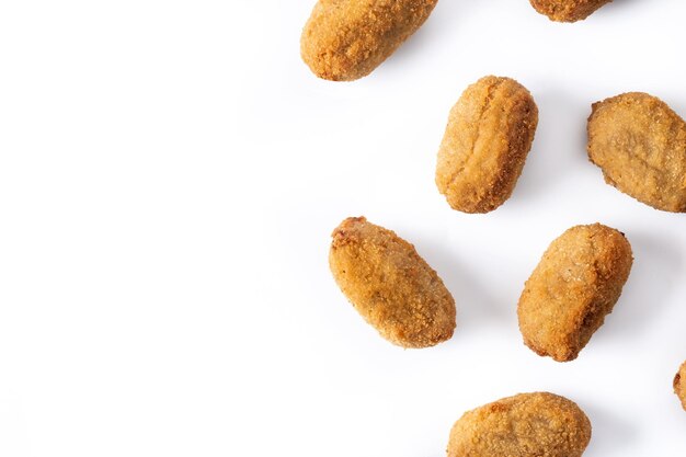 Croquettes frites espagnoles traditionnelles isolées sur fond blanc