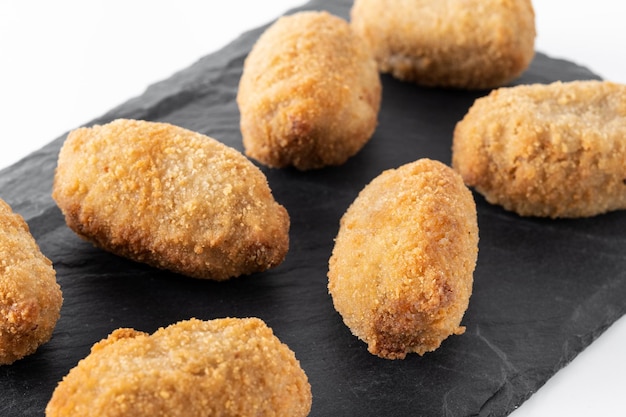 Photo gratuite croquettes frites espagnoles traditionnelles isolées sur fond blanc