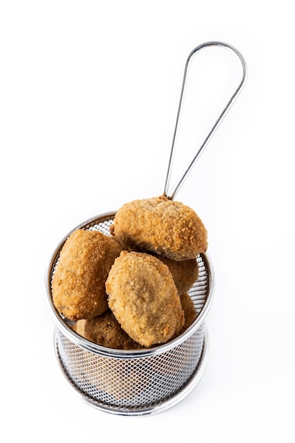 Croquettes frites espagnoles traditionnelles isolées sur fond blanc