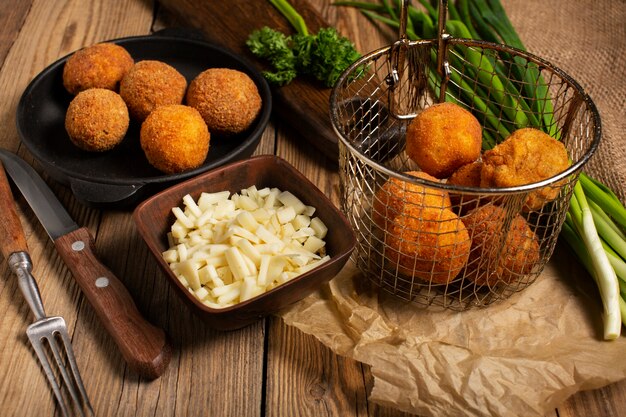 Croquettes de nourriture délicieuse à angle élevé