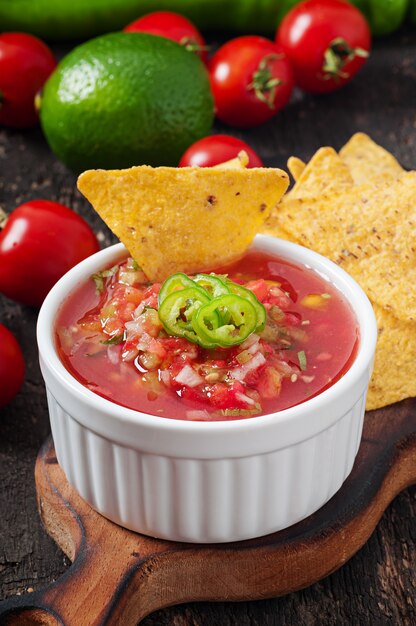 Croustilles de nacho mexicain et trempette de salsa dans un bol