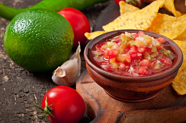 Croustilles de nacho mexicain et trempette de salsa dans un bol