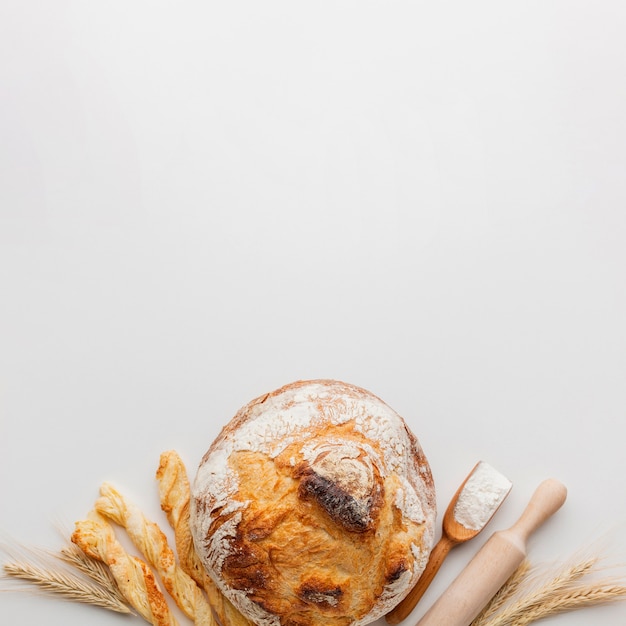 Croûte de pain et rouleau à pâtisserie