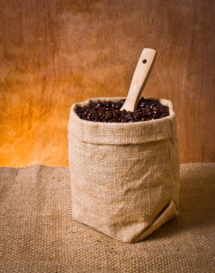 Photo gratuit cru sac de jute cuillère noir