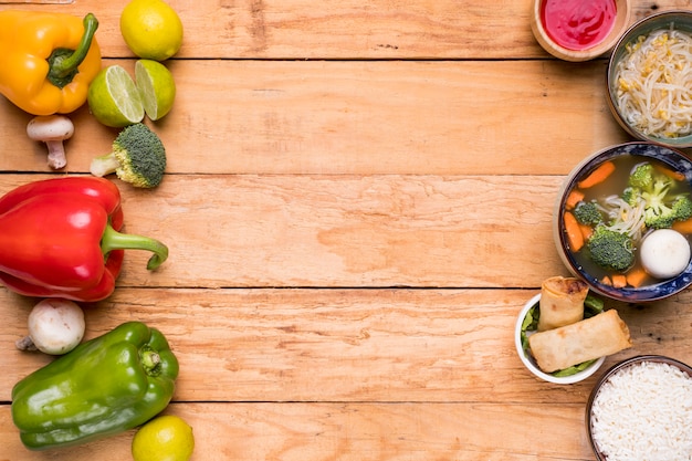 Crudités avec des plats traditionnels thaïlandais sur une table en bois