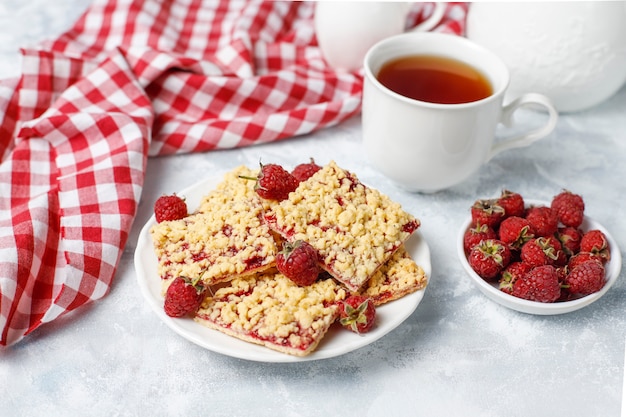 Photo gratuite crumble aux framboises fait maison sur plaque en lumière