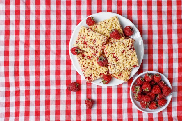 Crumble aux framboises fait maison sur plaque en lumière