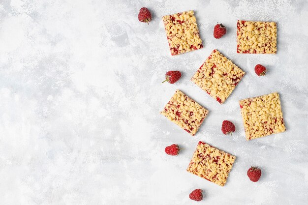 Crumble aux framboises fait maison sur plaque en lumière