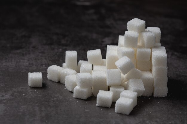 Cube de sucre blanc sur la table.