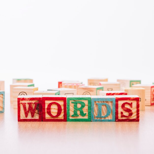 Cubes en bois avec inscription de mots