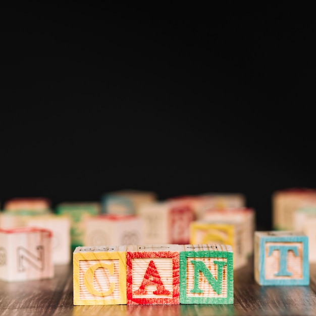 Cubes en bois avec titre de canette