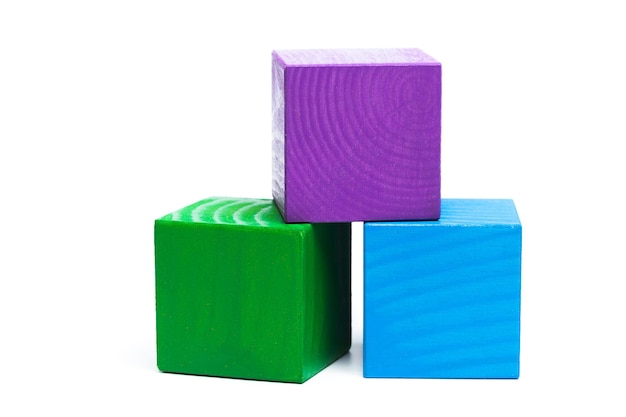 Cubes d'enfants colorés sur fond isolé blanc