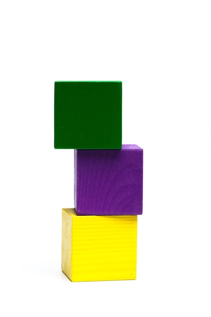 Cubes d'enfants colorés sur fond isolé blanc