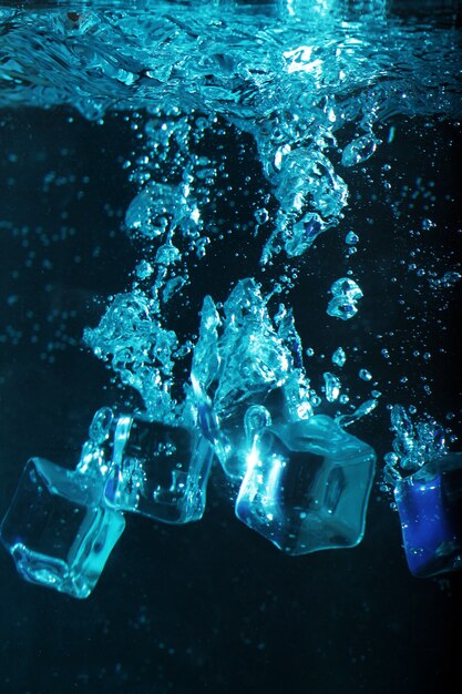 Cubes de glace avec des bulles sous l'eau