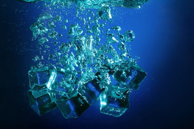Cubes de glace avec des bulles sous l'eau