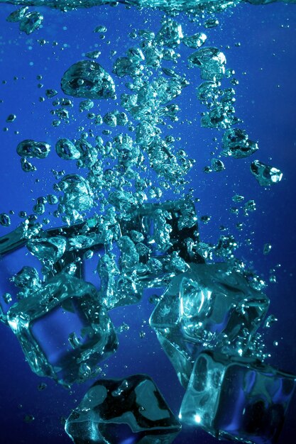 Cubes de glace avec des bulles sous l'eau