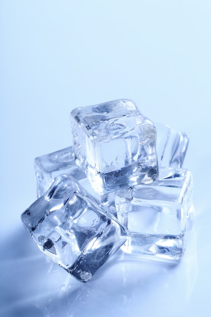 Cubes de glace isolés sur bleu