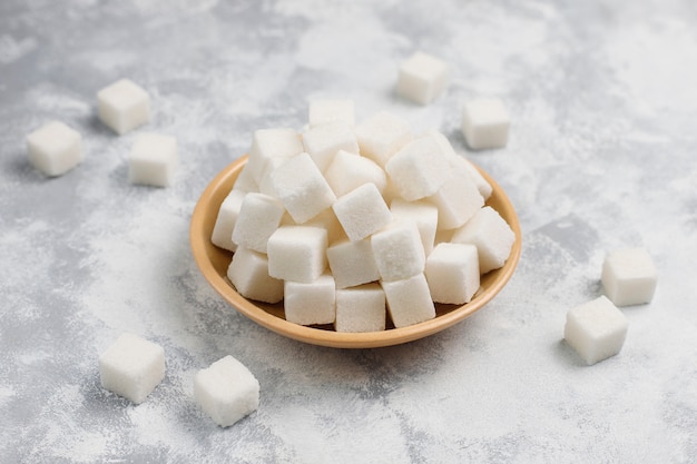 Photo gratuite cubes de sucre blanc sur béton, vue de dessus