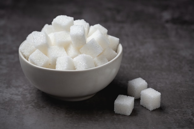 Photo gratuite cubes de sucre blanc dans un bol sur la table.