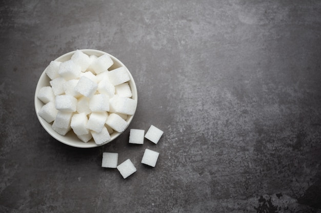 Photo gratuite cubes de sucre blanc dans un bol sur la table.