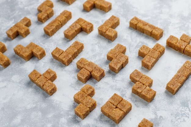 Cubes de sucre brun sur béton, vue de dessus