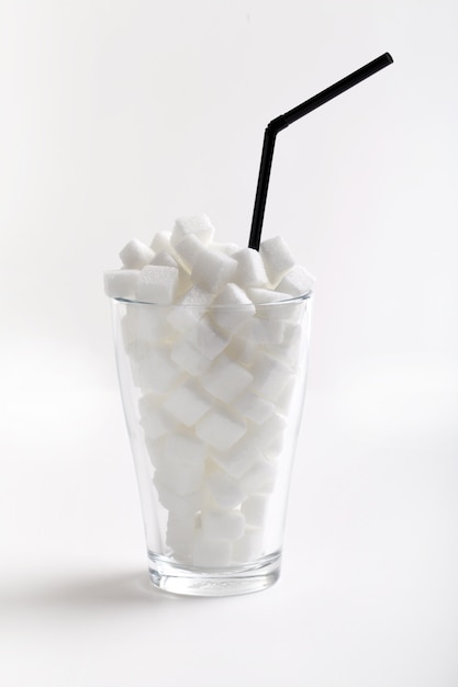 Cubes de sucre dans un grand verre