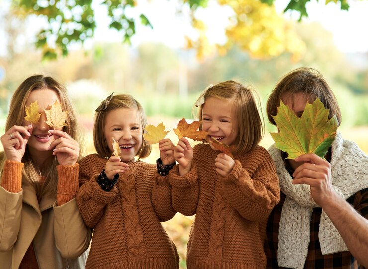 Photo gratuit cueillette des feuilles en famille à l'automne