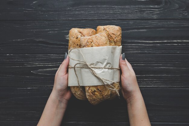 Cueillir les mains tenant des tas de petits pains