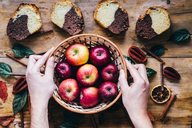 Photo gratuite cueillir des pommes en mettant des pommes près de petits pains