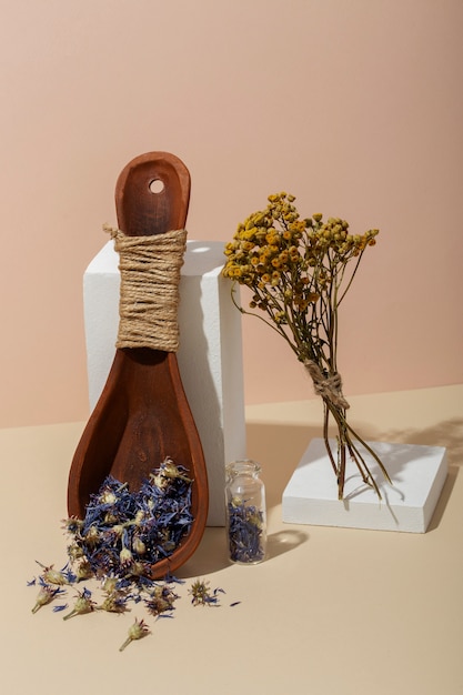 Cuillère en bois à angle élevé avec des herbes