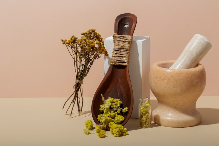 Photo gratuit cuillère en bois avec arrangement d'herbes