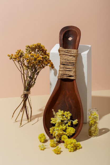 Photo gratuite cuillère en bois aux herbes jaunes