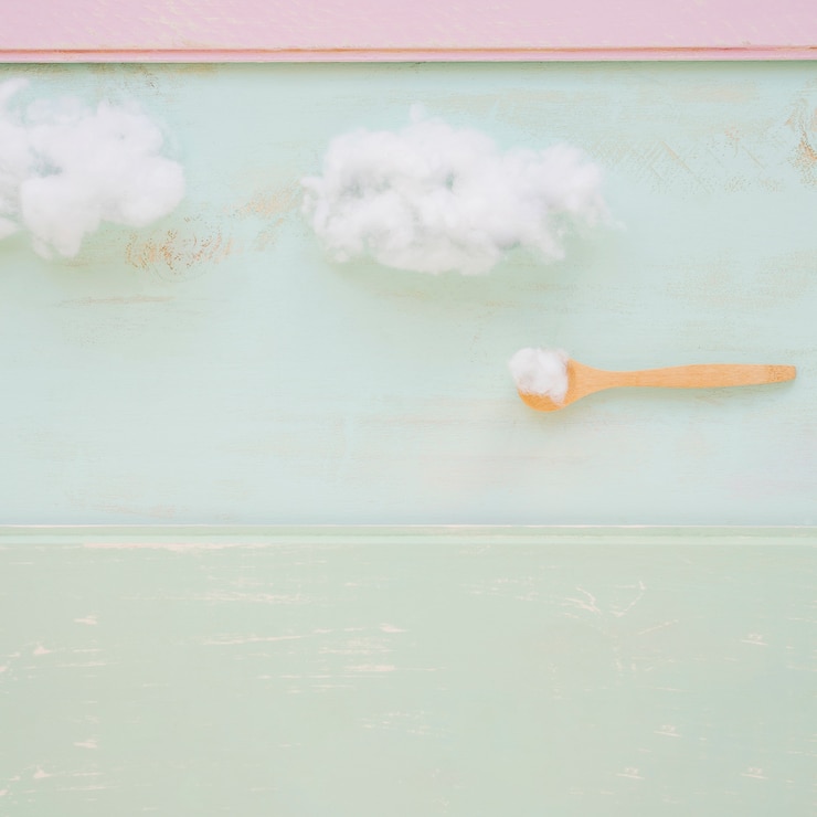 Photo gratuit cuillère en bois et nuage sur le mur rouillé