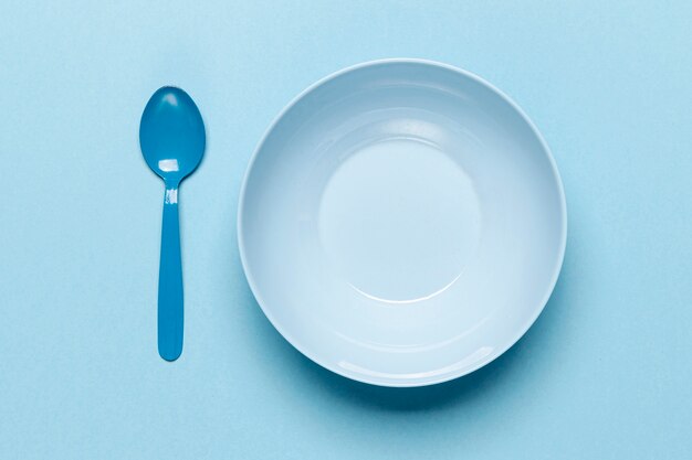 Cuillère et bol bleu vide