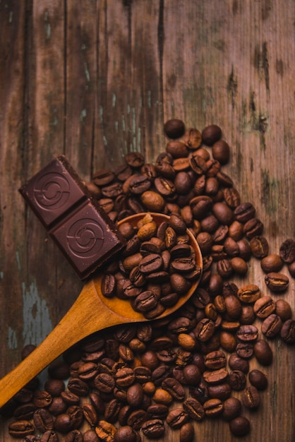 Cuillère et chocolat sur les grains de café