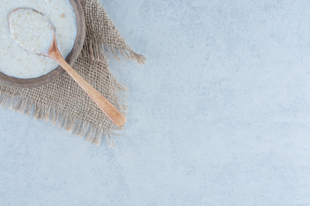 Photo gratuite cuillère dans une serviette de bol de riz sur le marbre.