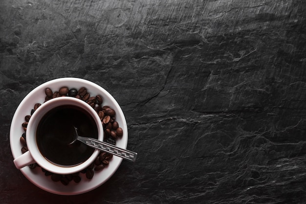 Cuillère dans une tasse de café