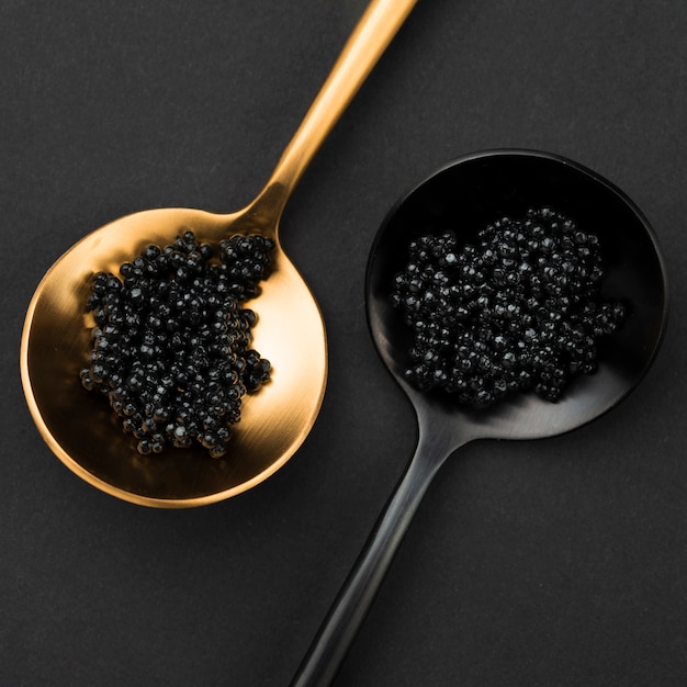 Cuillère dorée et noire au caviar