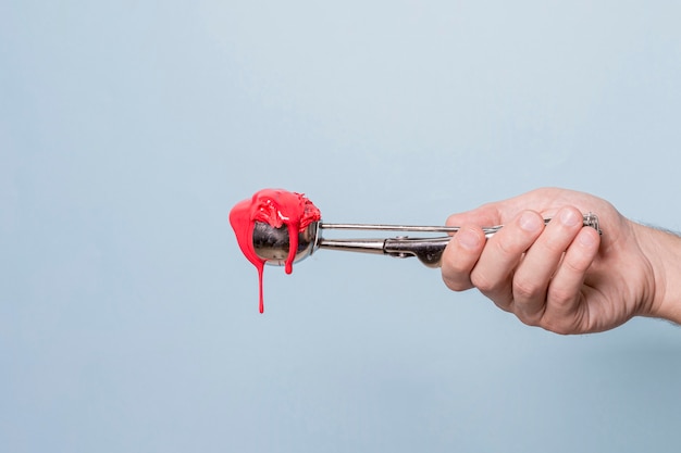 Cuillère fondue de glace à la fraise vue de face