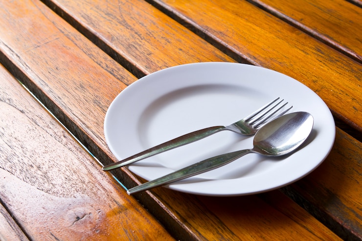 Photo gratuit cuillère et fourchette sur une assiette