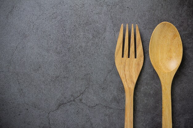 Cuillère et fourchette en bois sur table