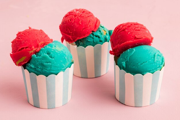 Cuillère à glace brillante dans un bol rayé