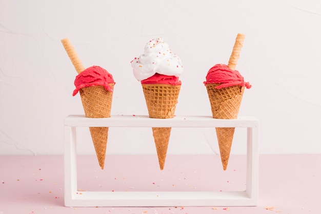 Cuillère à glace congelée rouge dans des cônes avec paille gaufrée